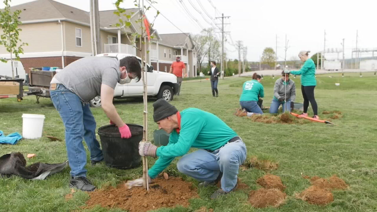 WDRB employees plant trees at Sanders Elementary School (April 23, 2021)